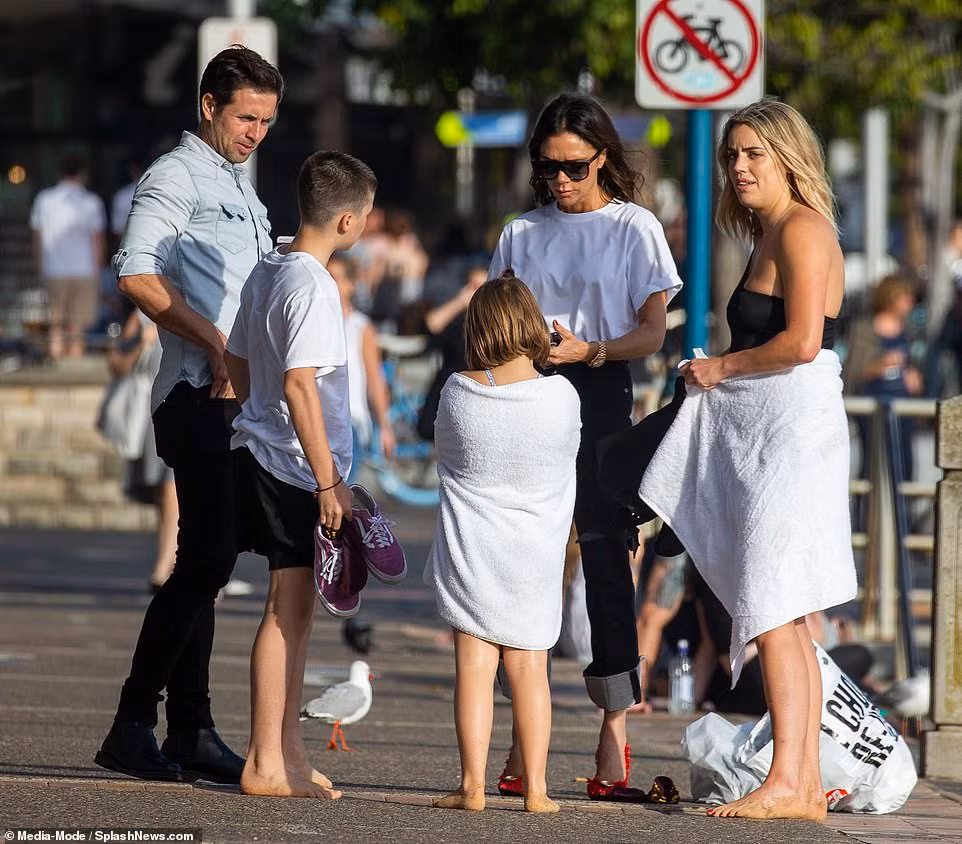 Victoria Beckham đi giày cao gót ra biển ngắm hai con chơi đùa ảnh 7