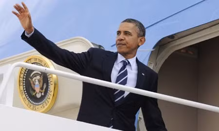 Tổng thống Obama vẫy chào từ chiếc chuyên cơ 