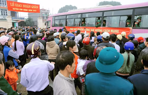 Hàng vạn người đã đến các điểm giao nhận quân trong toàn tỉnh Hưng Yên đưa tiễn tân binh lên đường nhập ngũ
