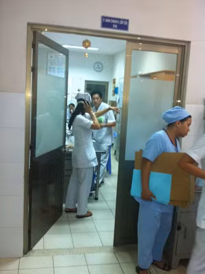 Phòng trực cấp cứu đã bị nhóm côn đồ khống chế, không ai được ra ngoài. Ảnh LN. Phòng trực cấp cứu đã bị nhóm côn đồ khống chế, không ai được ra ngoài. Ảnh LN