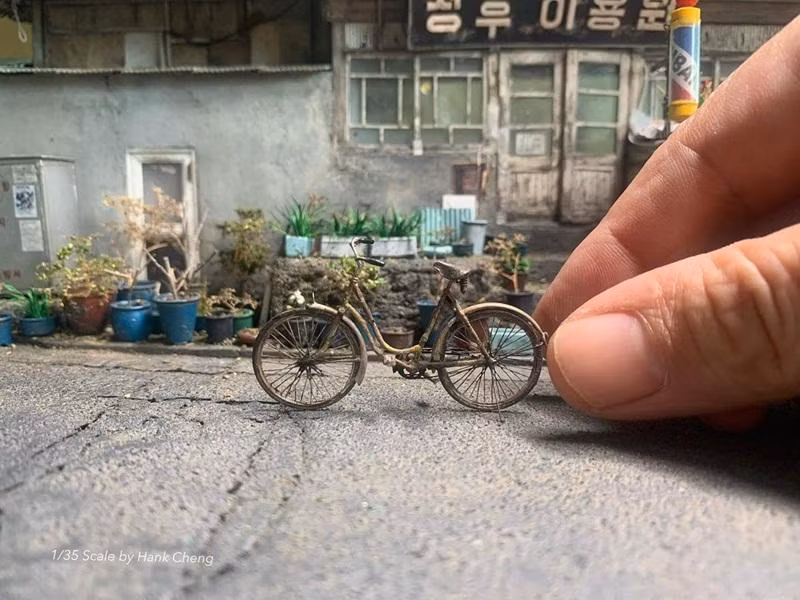 Một chiếc xe đạp cũ bé xíu, trông y như thật