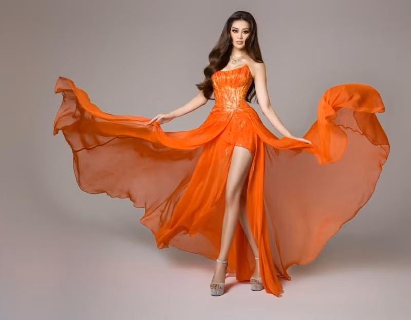 Cận cảnh bộ váy dạ hội mà ê-kíp Khánh Vân đã "ém hàng" cho đêm Bán kết.