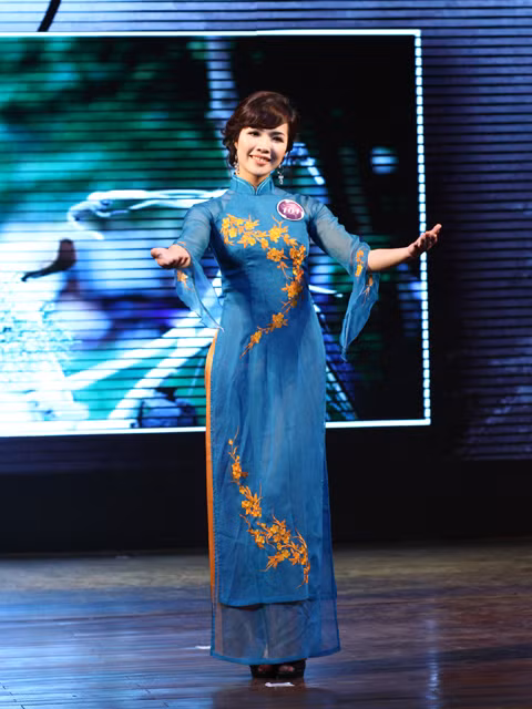 Tà áo dài dân tộc trở thành trang phục không thể thiếu để tôn vinh nét đẹp người phụ nữ