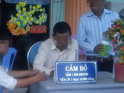 Nhận cầm đồ trước cửa casino Vimarn ở vùng biên giới sát cửa khẩu Xà Xía (Hà Tiên, Kiên Giang). Vay 1 triệu đồng trả lãi 10.000 đồng/ngày đối với xe gắn máy có giấy tờ hợp lệ, xe không có giấy đăng ký là 20.000 đồng/ngày