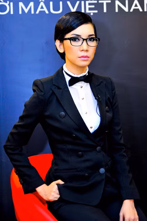 Xuân Lan cải trang nam khi ngồi trên ghế giám khảo chương trình Vietnam's Next Top Model 