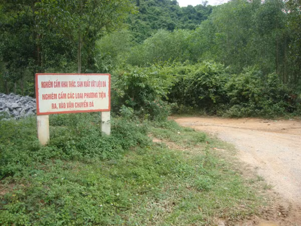 Theo ông Lương, biển chỉ để cấm cho có lệ, cấm những ai yếu bóng vía. Theo ông Lương, biển chỉ để cấm cho có lệ, cấm những ai yếu bóng vía