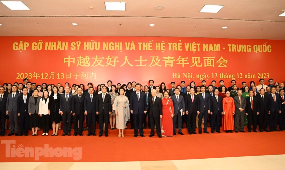 Tổng Bí thư Nguyễn Phú Trọng và Phu nhân, cùng Tổng Bí thư, Chủ tịch nước Trung Quốc Tập Cận Bình và Phu nhân chụp ảnh chung với các nhân sỹ, đại diện thế hệ trẻ hai nước Việt Nam - Trung Quốc. (Ảnh: Trọng Tài)