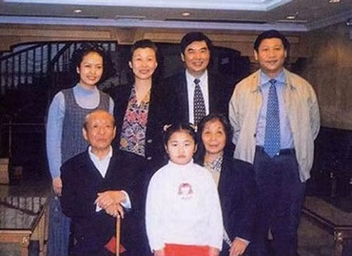Xiao Muzi (chính giữa) cùng với ông nội Tập Trọng Huân (bên trái)