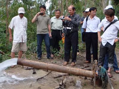 Một địa điểm khô hạn ở khu kinh tế Hòn La, tỉnh Quảng Bình tìm thấy nước nhờ thầy địa lý Vũ Văn Bằng (đứng giữa, đeo thiết bị) 