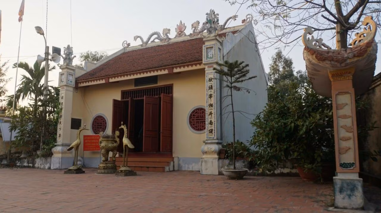 Đền thờ trạng nguyên Giáp Hải ở đồi Cốc, Dĩnh Trì là nơi lưu giữ bảo vật quốc gia. Đền thờ trạng nguyên Giáp Hải ở đồi Cốc, Dĩnh Trì là nơi lưu giữ bảo vật quốc gia.
