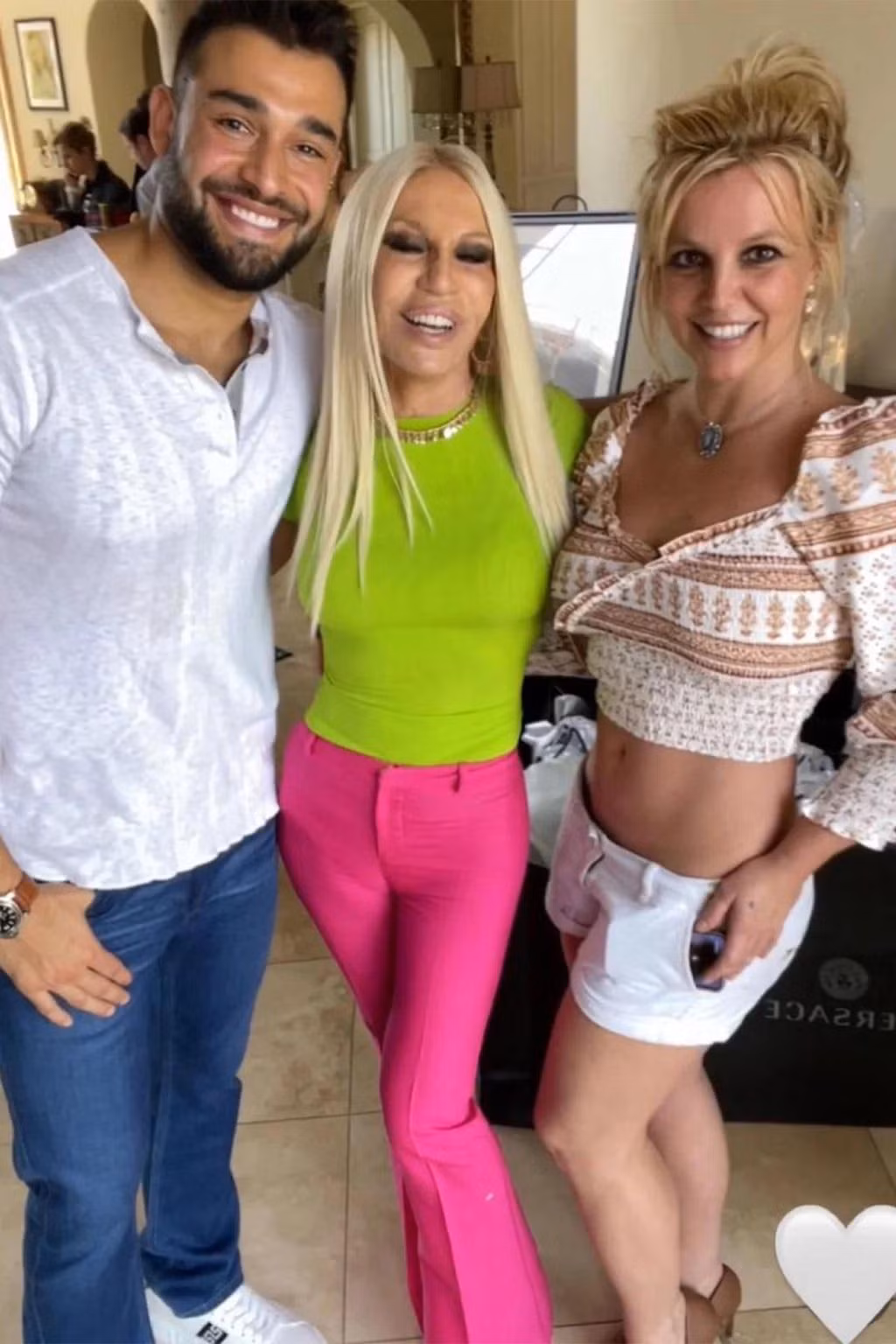 Nhà thiết kế Donatella Versace là người may váy cưới cho Britney.