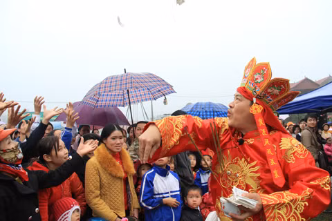 Sau khi làm lễ, thầy cúng phát lộc cho người dân. Ảnh: Trường Phong