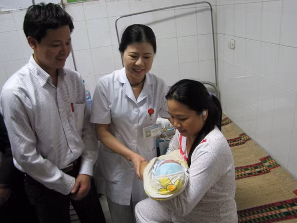 Bác sỹ Trần Thị Tuyết Lan - Trưởng khoa Sản 2 đến chia tay cháu Trường. Bác sỹ Lan cũng không quên dặn dò chị Thơm cách chăm sóc cháu Trường. Ảnh: Lãng Phong