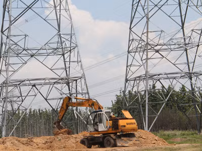 Một chiếc xe xúc thi công sát chân trụ điện 500kv, ngay tại nơi xảy ra sự cố mất điện toàn miền Nam ngày 22/5 vừa qua. Ảnh chụp chiều 29/5 Ảnh: Đại Dương