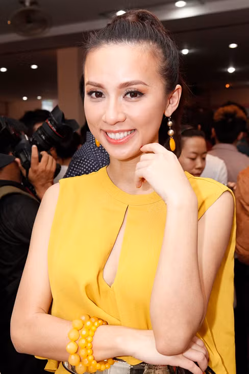 'Bạn gái tin đồn' của ca sĩ Đan Trường diện váy vàng bắt mắt, khoe vòng một tinh tế