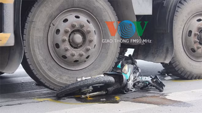 Xe tải cán nát xe máy, một phụ nữ chết thảm ảnh 3