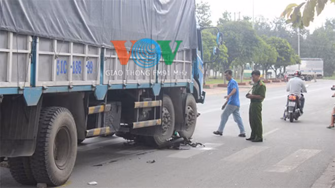 Xe tải cán nát xe máy, một phụ nữ chết thảm ảnh 6