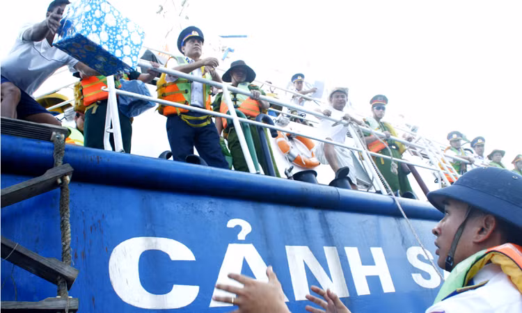 Tàu CSB vận chuyển hàng hóa, quà từ đất liền vào các đảo cho cán bộ, chiến sĩ và nhân dân trên quần đảo Trường Sa