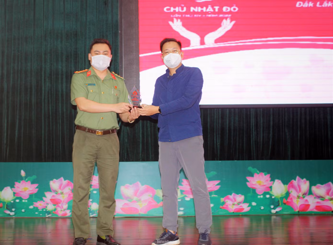 Nhà báo Đình Thắng, Trưởng ban Kinh tế - Xã hội, Trưởng văn phòng Đại diện báo Tiền Phong khu vực Tây Nguyên, Trưởng Ban tổ chức Chủ nhật Đỏ Đắk Lắk trao kỷ niệm chương cho đại diện Đoàn thanh niên Công an tỉnh Đắk Lắk Nhà báo Đình Thắng, Trưởng ban Kinh tế - Xã hội, Trưởng văn phòng Đại diện báo Tiền Phong khu vực Tây Nguyên, Trưởng Ban tổ chức Chủ nhật Đỏ Đắk Lắk trao kỷ niệm chương cho đại diện Đoàn thanh niên Công an tỉnh Đắk Lắk