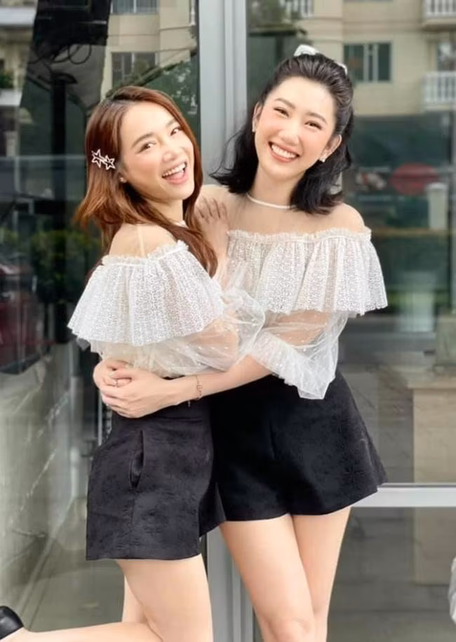 Thúy Ngân và Nhã Phương rất thân thiết ở đời thực. Thúy Ngân và Nhã Phương rất thân thiết ở đời thực.