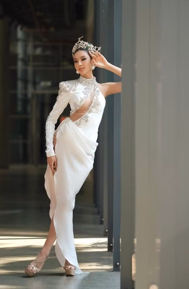 Đôi chân thon dài của nàng hậu cũng được khoe trọn nhờ chiếc váy cắt xẻ táo bạo này.