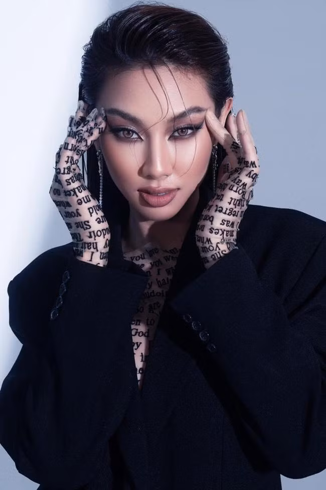 Thùy Tiên mang thần thái chuẩn beauty queen với phong cách trang điểm đậm và ánh mắt sắc sảo.