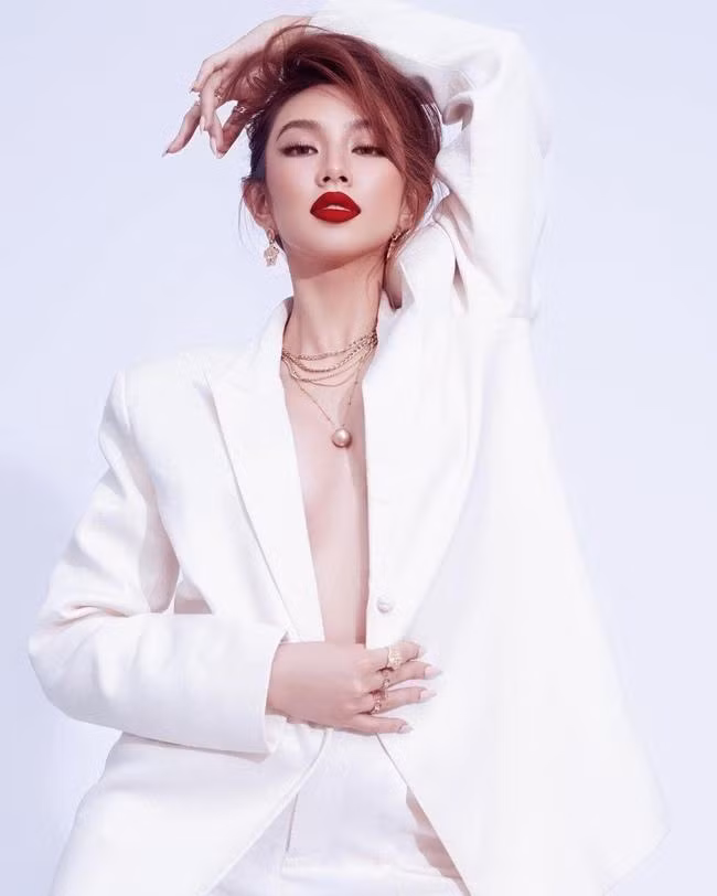 Bộ suit trắng vừa cá tính vừa quyến rũ.