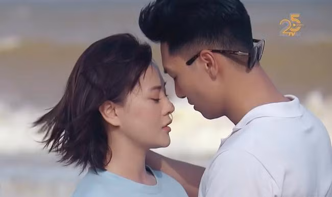 Người xem cũng phải "tủm tỉm cười" khi chứng kiến phân cảnh lãng mạn và ngọt ngào này. - Ảnh trong phim.