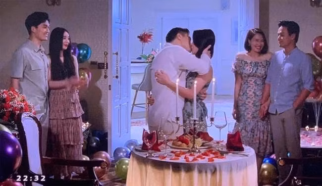 Buổi cầu hôn lãng mạn này khiến khán giả thích thú và tin tưởng vào một tình yêu đẹp ở đời thật. - Ảnh trong phim.