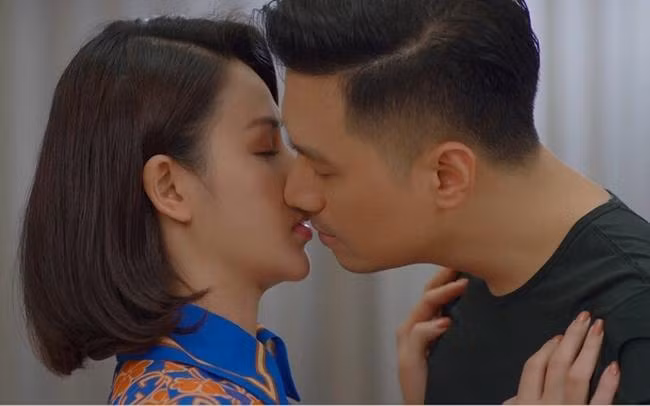 Minh và Hoàng chính thức trở thành người yêu. - Ảnh trong phim
