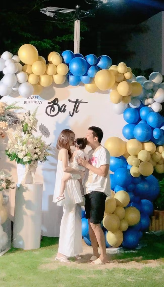 Nhã Phương từng phàn nàn: "Không có bố, mẹ là nhất, là số 1. Cho đến khi bố xuất hiện là phũ phàng, kêu mãi "Con ơi" cũng chẳng thèm để ý"."