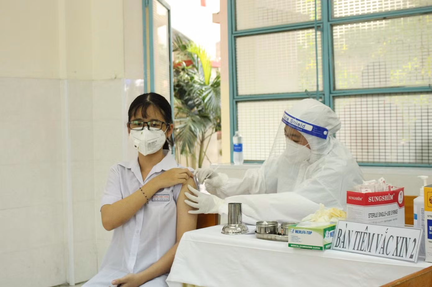 Đây là những trẻ em đầu tiên trên cả nước được chích vắc xin ngừa COVID-19