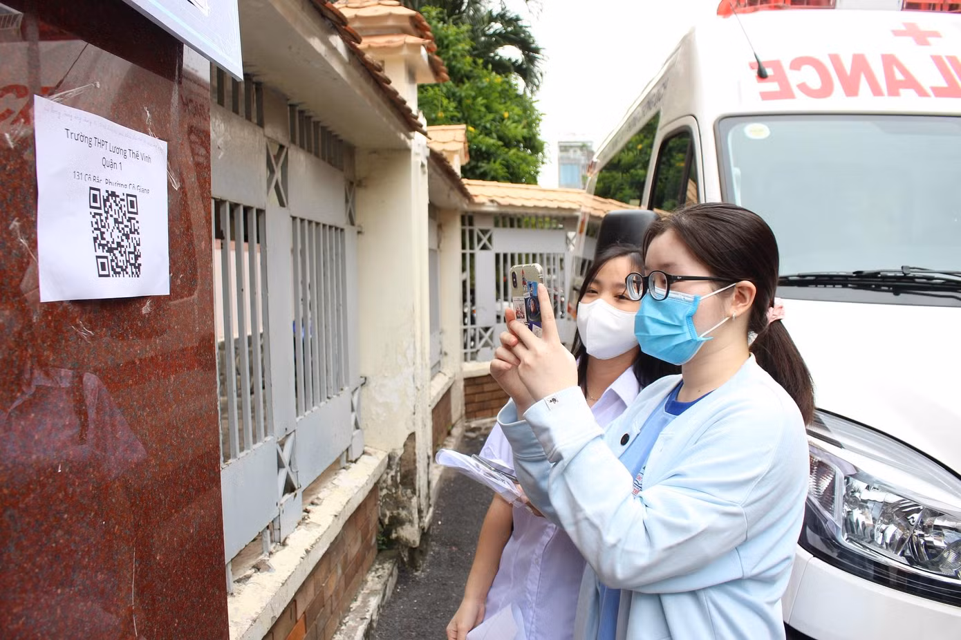 Học sinh khai báo y tế trước khi vào tiêm chủng tại trường Trung học Phổ thông Lương Thế Vinh, Quận 1
