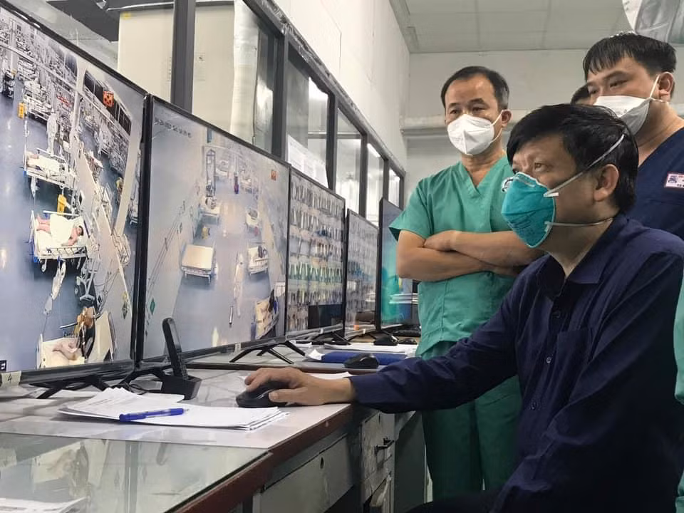 Bộ Trưởng Y tế Nguyễn Thanh Long trong chuyến kiểm tra công tác điều trị tại Trung tâm Hồi sức COVID-19 thuộc Bệnh viện Trung ương Huế