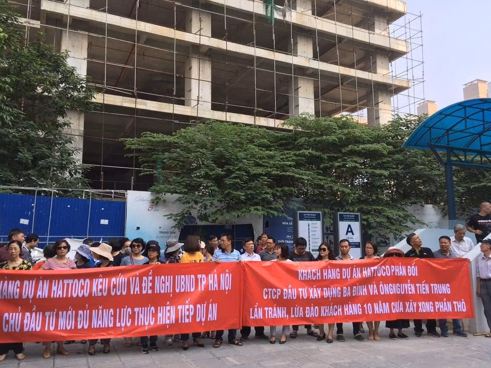 Khách hàng mua nhà tại dự án Hattoco bức xúc tập trung trước cổng dự án này để căn băng rôn, tố cáo các vi phạm của chủ đầu tư.