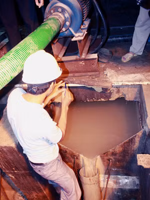 Quan trắc nhanh mực nước thấm trong hầm thủy điện Sông Tranh ngày 8-9. Ảnh: Nguyễn Thành