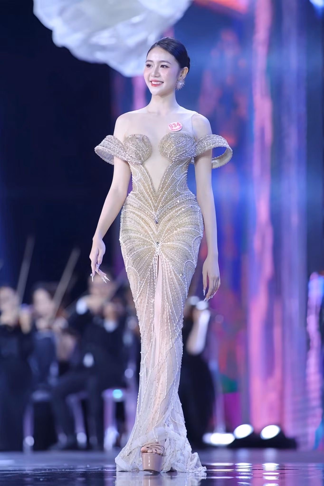 Trong một cuộc thi nhan sắc, ai cũng đẹp theo cách riêng của mình. Theo Mỹ Dung, để thật sự khác biệt, điều quan trọng là trái tim biết lắng nghe và trí tuệ biết thấu hiểu.