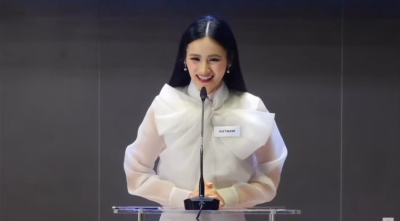 Ý Nhi trong phần thi Head to Head Challenge.