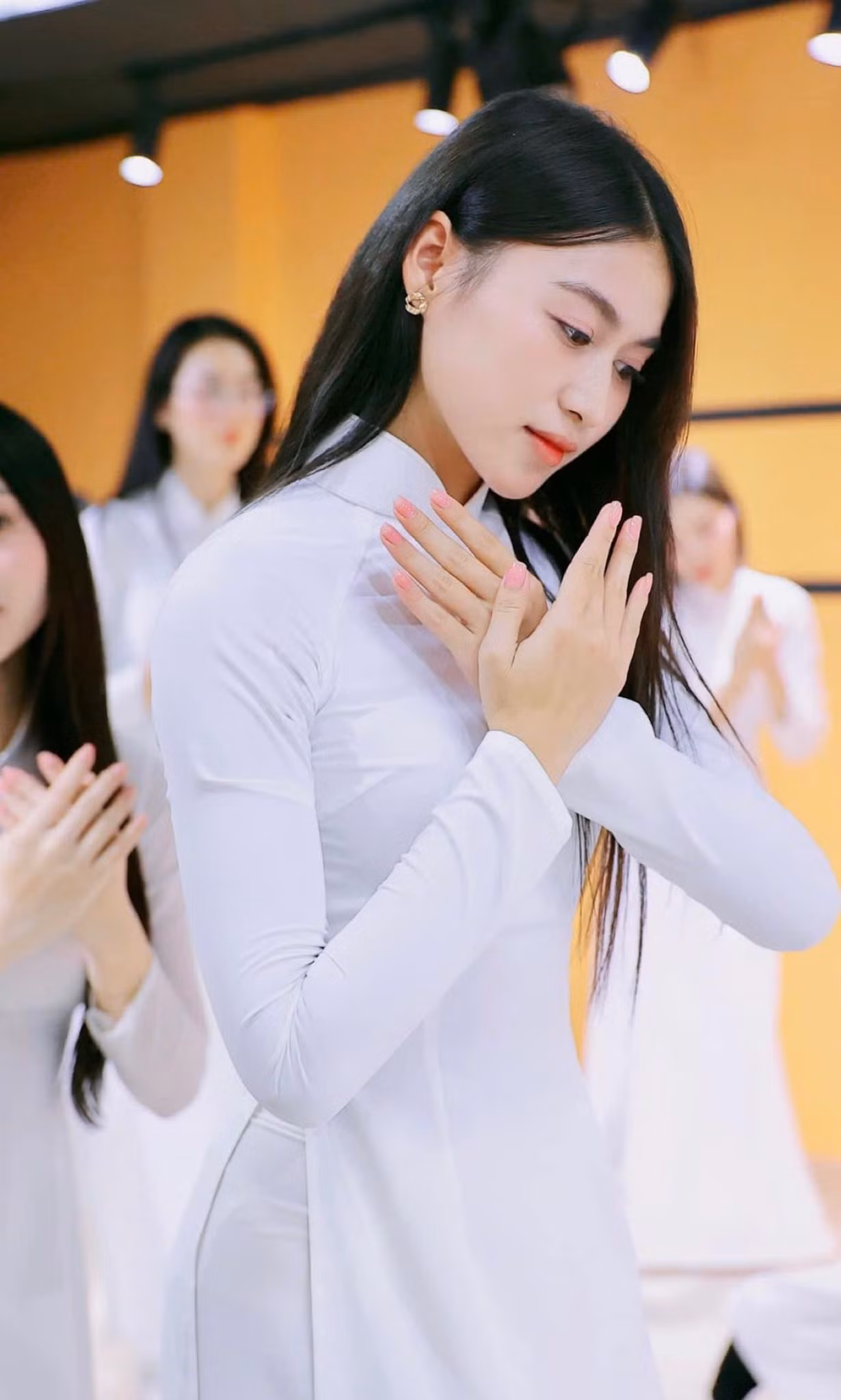 "Với tôi, đây không chỉ là cơ hội để thể hiện bản thân mà còn là dịp đặc biệt để quảng bá vẻ đẹp văn hóa, con người và hình ảnh Huế đến với bạn bè trong và ngoài nước. Tôi hy vọng sự chuẩn bị nghiêm túc và tình yêu lớn dành cho quê hương giúp mình tỏa sáng theo cách riêng của người con gái xứ Huế", người đẹp chia sẻ.