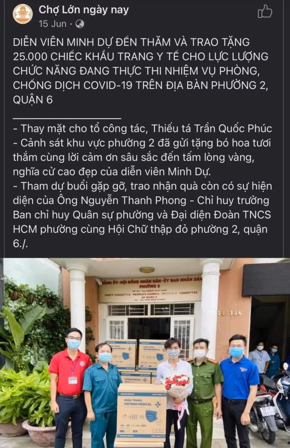 Thay mặt cho tổ công tác, cảnh sát khu vực phường 2 (quận 6) đã tặng hoa cùng lời cảm ơn đến việc làm ý nghĩa của nam diễn viên.