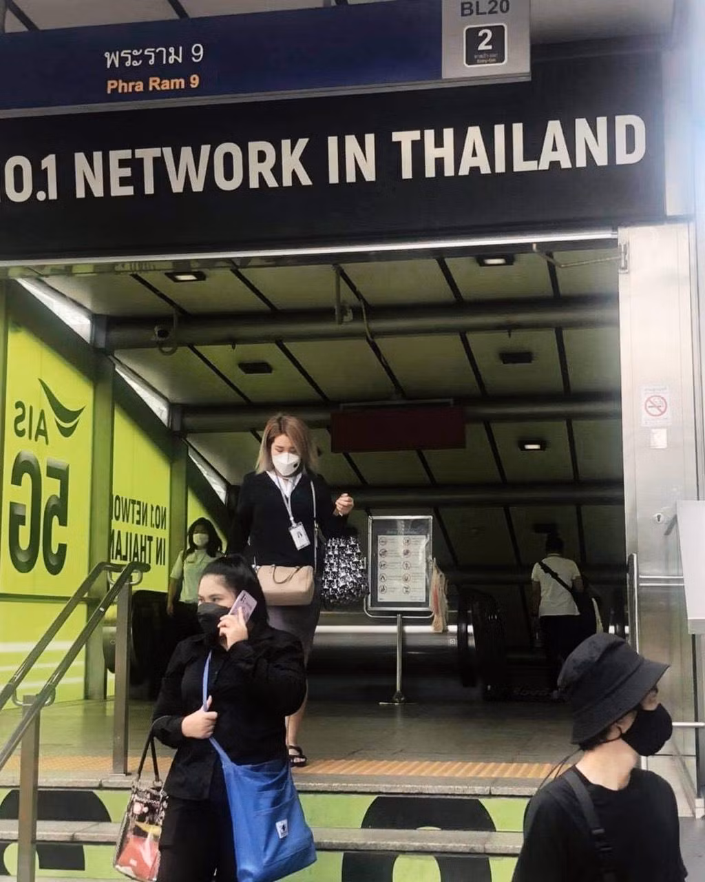 Người dân Bangkok tuân thủ đeo khẩu trang và không tụ tập tại các địa điểm công cộng như nhà ga metro, công viên, các phương tiện di chuyển công cộng...