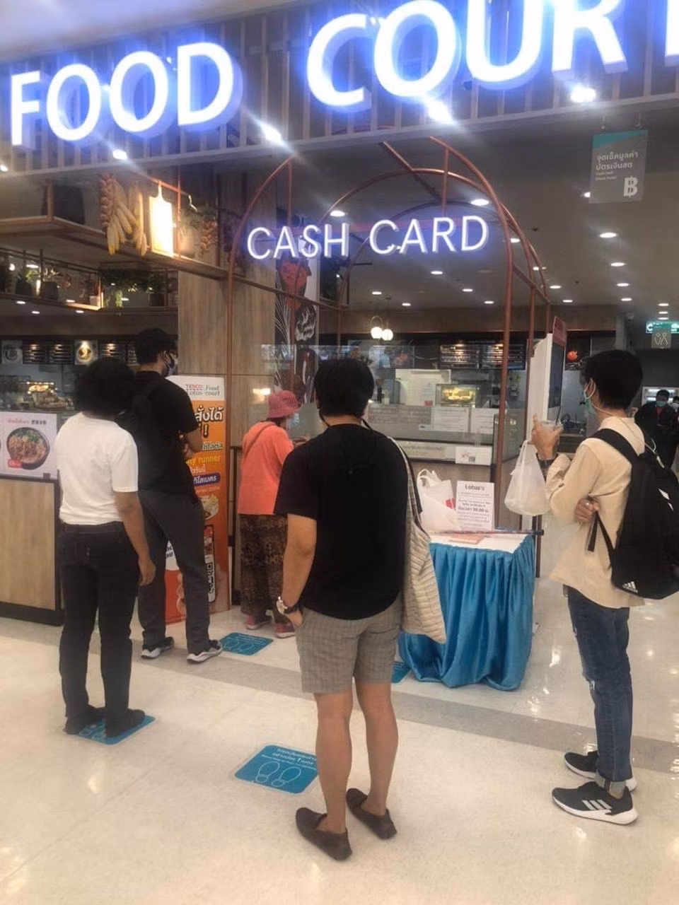 Chỗ ngồi cho khách ăn tối sẽ được giới hạn ở mức 50% sức chứa đối với nhà hàng có máy lạnh và 75% đối với nhà hàng ngoài trời. Khách dùng bữa được yêu cầu xếp hàng và giữ khoảng cách an toàn trước khi vào quán.