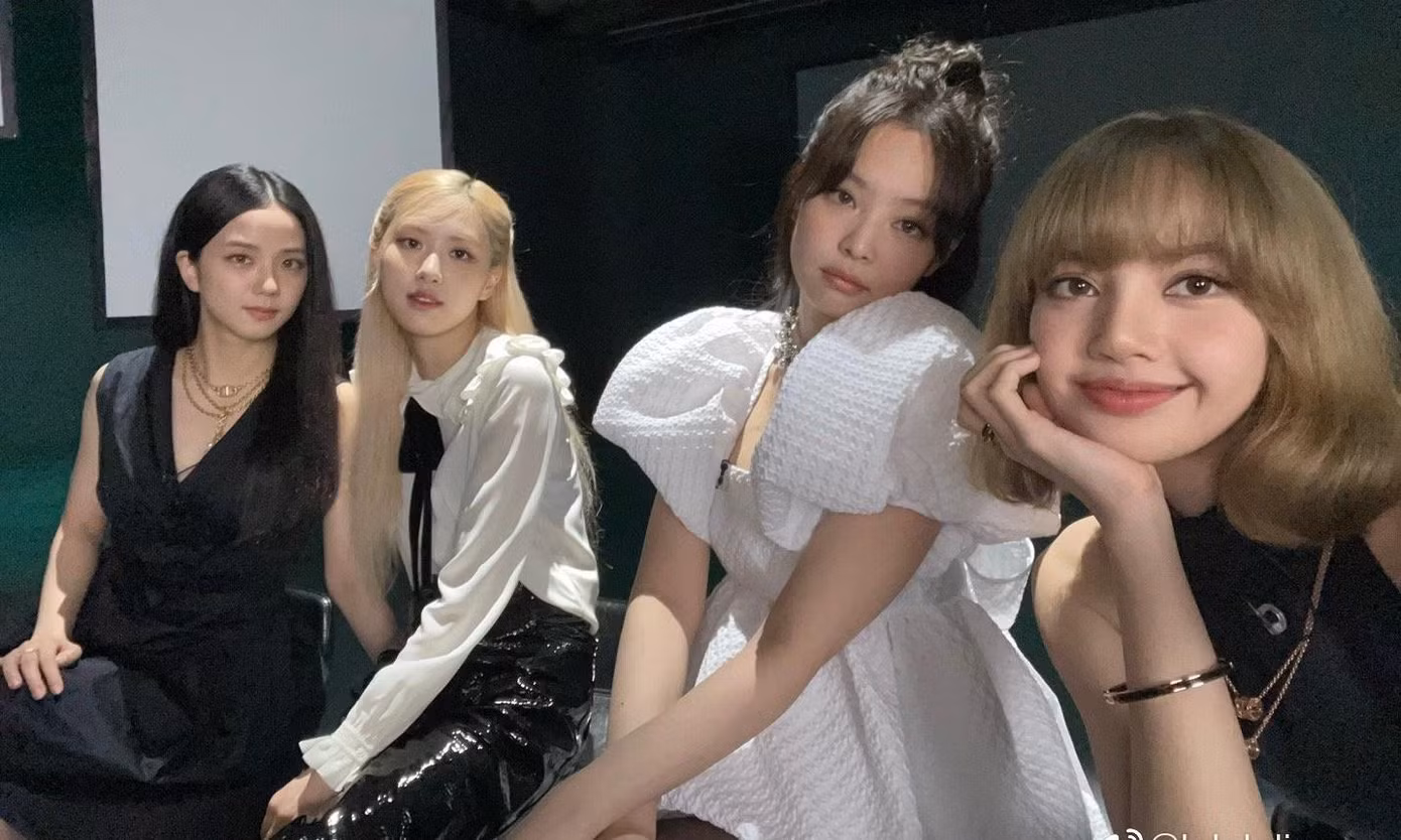 Netizen chờ đợi ngày BLACKPINK khoe tấm thẻ quyền lực.