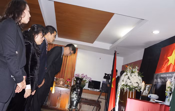 Đại diện Hội người Việt và Hội sinh viên Việt Nam tại Hàn Quốc cúi đầu trước bàn thờ Đại tướng. Ảnh: T.Đ