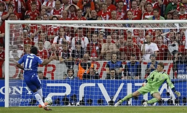 ... thì Drogba lại dễ dàng hạ gục Neuer...