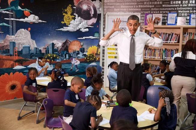 Tổng thống Obamatrong tại một lớp học của trường tiều học Moravia, Baltimore, Mỹ hôm 17/5/2013