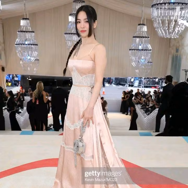 Song Hye Kyo sinh năm 1981, nổi tiếng khắp châu Á từ những năm 20 tuổi nhờ những tác phẩm truyền hình như Trái tim mùa thu, Người quản lý khách sạn, Một cho tất cả, Ngôi nhà hạnh phúc, Gió mùa đông năm ấy, Hậu duệ mặt trời... Song Hye Kyo sinh năm 1981, nổi tiếng khắp châu Á từ những năm 20 tuổi nhờ những tác phẩm truyền hình như Trái tim mùa thu, Người quản lý khách sạn, Một cho tất cả, Ngôi nhà hạnh phúc, Gió mùa đông năm ấy, Hậu duệ mặt trời...