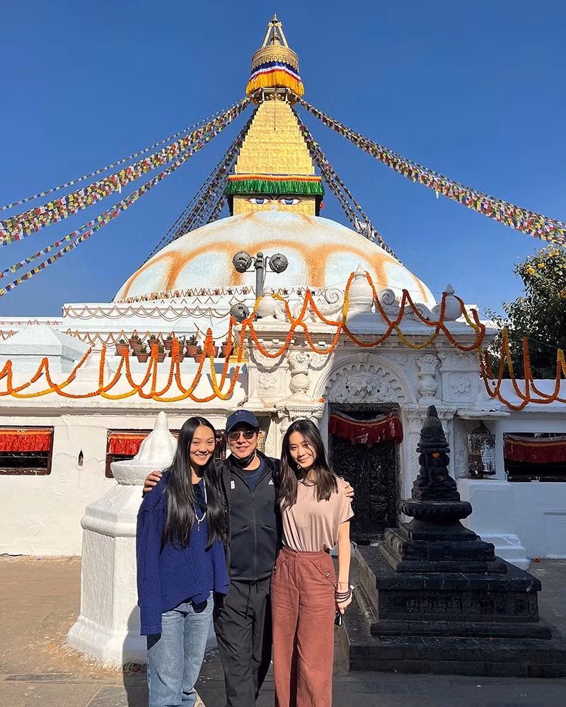Vợ chồng Lý Liên Kiệt hành hương tới đất Phật Nepal.