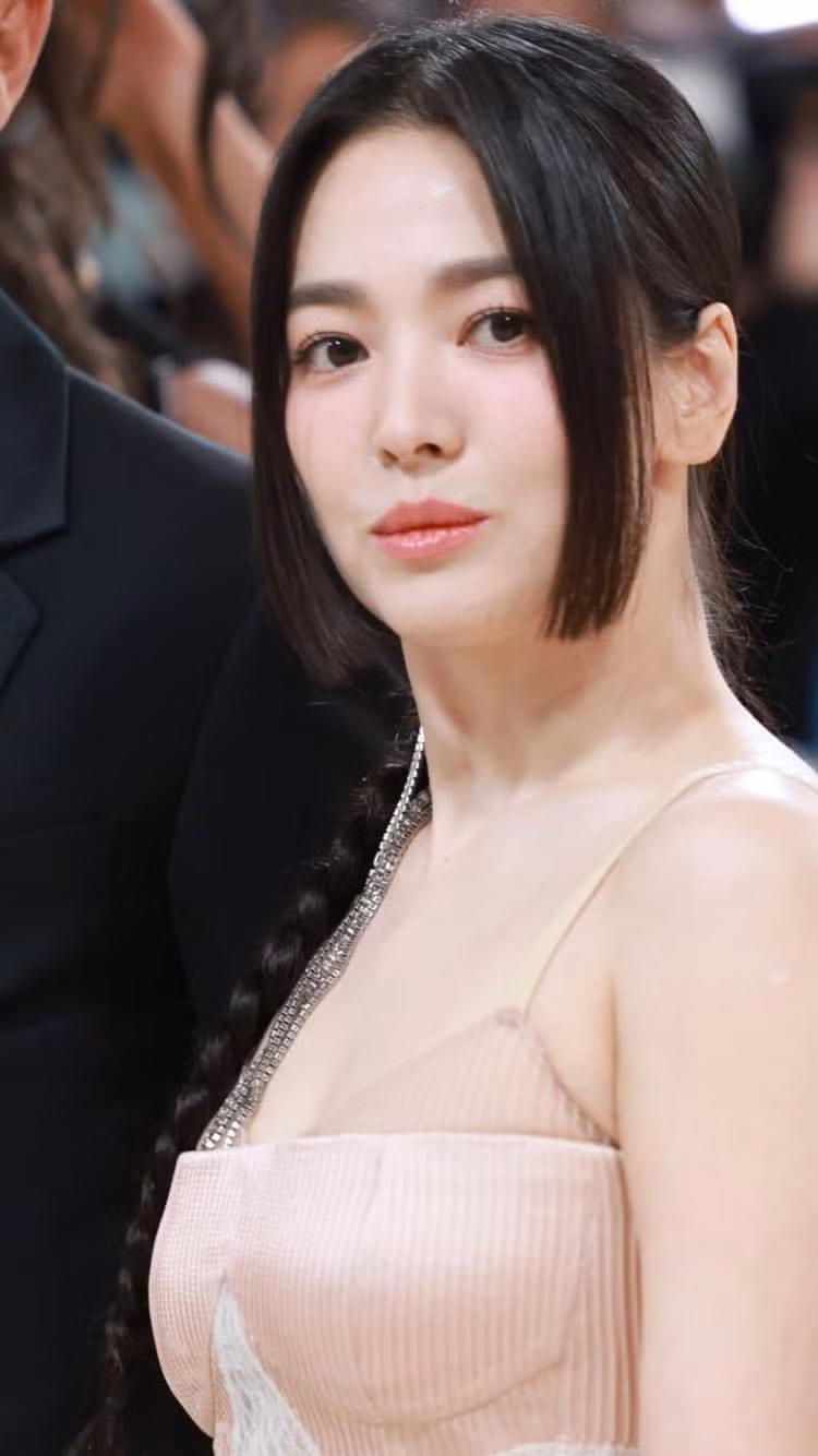 Song Hye Kyo sinh năm 1981, nổi tiếng khắp châu Á từ những năm 20 tuổi nhờ những tác phẩm truyền hình như Trái tim mùa thu, Người quản lý khách sạn, Một cho tất cả, Ngôi nhà hạnh phúc, Gió mùa đông năm ấy, Hậu duệ mặt trời... Song Hye Kyo sinh năm 1981, nổi tiếng khắp châu Á từ những năm 20 tuổi nhờ những tác phẩm truyền hình như Trái tim mùa thu, Người quản lý khách sạn, Một cho tất cả, Ngôi nhà hạnh phúc, Gió mùa đông năm ấy, Hậu duệ mặt trời...