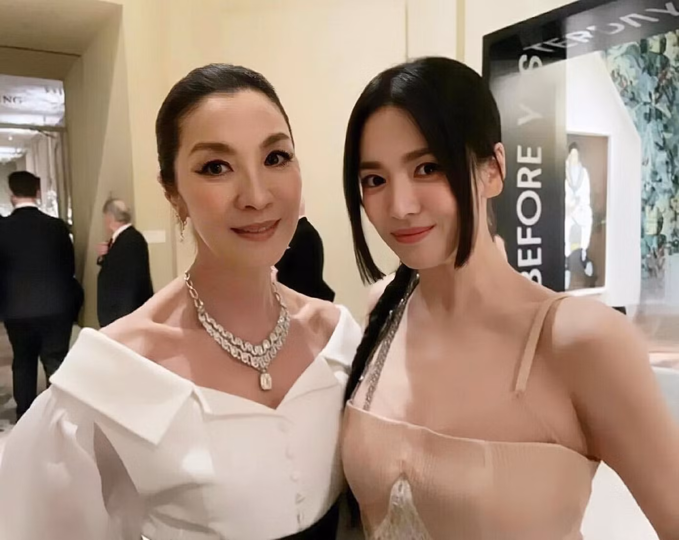 Song Hye Kyo luôn là người đi đầu xu hướng thời trang tại Hàn Quốc. Những trang phục, kiểu tóc, cách trang điểm của cô trong phim tạo nên làn sóng thời trang với hàng triệu khán giả. Trong ảnh, Song Hye Kyo chụp ảnh kỷ niệm cùng đả nữ Dương Tử Quỳnh - diễn viên đầu tiên của châu Á đoạt giải Nữ chính xuất sắc tại Oscar 2023. Song Hye Kyo luôn là người đi đầu xu hướng thời trang tại Hàn Quốc. Những trang phục, kiểu tóc, cách trang điểm của cô trong phim tạo nên làn sóng thời trang với hàng triệu khán giả. Trong ảnh, Song Hye Kyo chụp ảnh kỷ niệm cùng đả nữ Dương Tử Quỳnh - diễn viên đầu tiên của châu Á đoạt giải Nữ chính xuất sắc tại Oscar 2023.